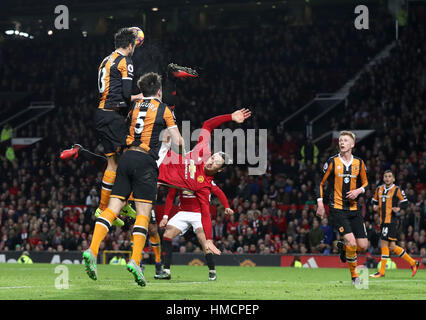 Manchester United Zlatan Ibrahimovic versucht haben einen Schuss auf das Tor in der Premier-League-Spiel im Old Trafford, Manchester. Stockfoto