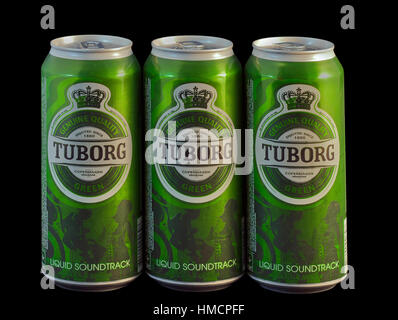 Kiew, UKRAINE - 9. April 2011: Drei nassen Tuborg Green Bierdosen gegen Schwarz. Tuborg ist eine dänische Brauerei Firmengründung im Jahre 1873 durch Carl Frederik Ti Stockfoto