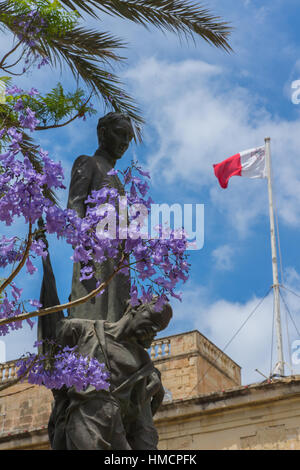 Die maltesische Flagge schwenkten auf eine offizielle Regierung Gebäude in Valletta, Malta Stockfoto