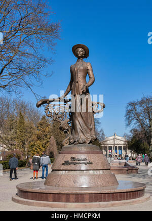 TERNOPIL, UKRAINE - 12. MÄRZ 2014: Fußgänger entlang Solomiya Krushelnytska (1872-1852) Denkmal vor der City Drama Theater. Stockfoto