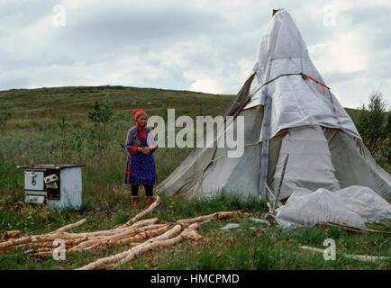 Sami (Laplander) Frau neben einem traditionellen Zelt, Norwegen. Stockfoto