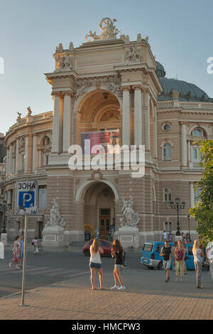 ODESSA, UKRAINE - 15. Juli 2014: Leute gehen und machen Fotos vor nationalen akademischen Opern- und Ballett-Theater. Es gilt im Allgemeinen als der s Stockfoto