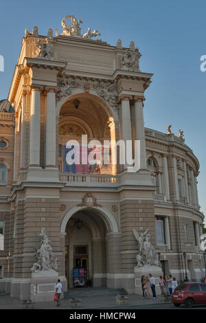 ODESSA, UKRAINE - 15. Juli 2014: Leute gehen und machen Fotos vor nationalen akademischen Opern- und Ballett-Theater. Es gilt im Allgemeinen als der s Stockfoto