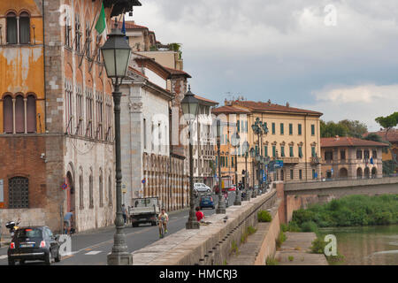 PISA, Italien - 4. September 2014: Unkenntlich Leute gehen und Fahrrad fahren, am Ufer des Arno-Flusses vor nationalen Museum von San Matt Stockfoto