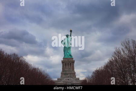 Rückansicht der Statue of Liberty mit amerikanischen Flagge Stockfoto