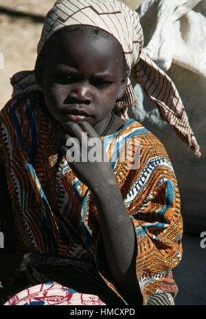 Ein kleines Mädchen in traditioneller Kleidung, Maroua, Kamerun. Stockfoto