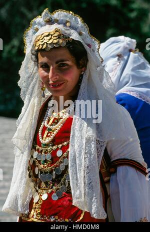 Frau in Tracht während das Volksfest in Gjirokastra, Albanien. Stockfoto