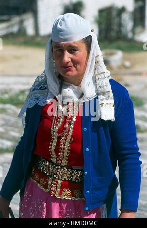 Frau in Tracht während das Volksfest in Gjirokastra, Albanien. Stockfoto