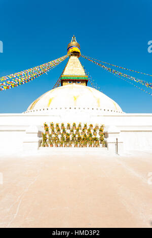 Augen auf zweite Weißwert Boudhanath Stupa in Kathmandu, Nepal am 23. Oktober 2013 vor Erdbeben. Vertikal Stockfoto