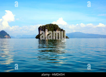 tropische Insel im klaren, blauen Meer Stockfoto