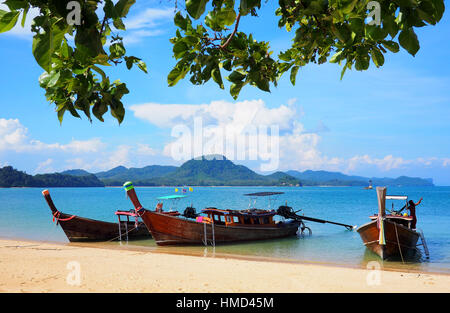 lange Boote am Strand in thailand Stockfoto