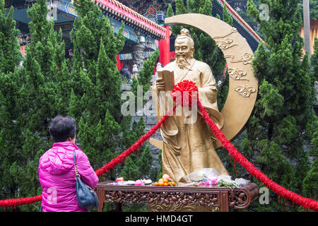 eine goldene Statue der Heiligen in Sik Sik Yuen Wong Tai Sin Tempel in Hong Kong Stockfoto