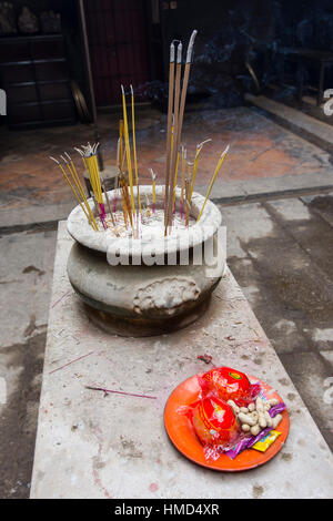 Räucherstäbchen und einige Angebote in Sik Sik Yuen Wong Tai Sin Tempel in Hong Kong Stockfoto