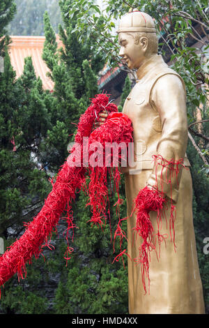 eine goldene Statue der Heiligen in Sik Sik Yuen Wong Tai Sin Tempel in Hong Kong Stockfoto