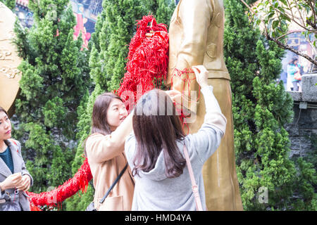 junge Frauen in Sik Sik Yuen Wong Tai Sin Tempel in Hong Kong Stockfoto