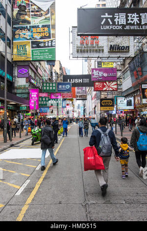 Menschen gehen unter die Geschäfte in den Straßen im Bezirk Mong Kok in Hongkong Stockfoto