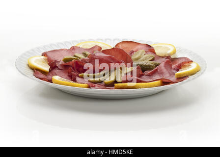 Flache Bresaola Salat und Tomaten und Gurken Stockfoto