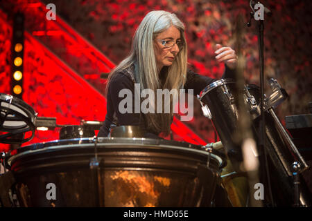 Dame Evelyn Glennie & Trilok Gurtu durchführen "The Rhythm in mir", auf dem Celtic Connections Festival in Glasgow, Schottland. Stockfoto