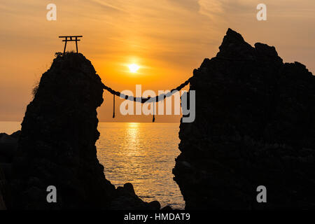 Meoto Iwa (verheiratet paar Felsen) von Kap Nomo in der Abenddämmerung in Nagasaki, Japan. Stockfoto