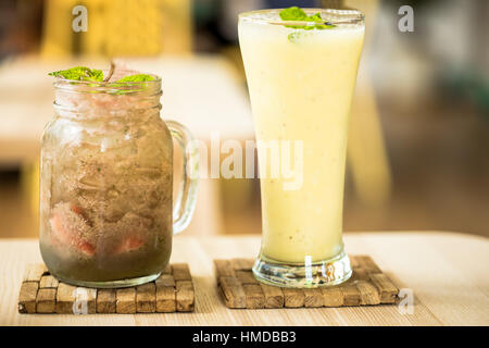 Cocktail aus Ananas, Mango und Maracuja Saft mit Eis auf dem Tisch Stockfoto
