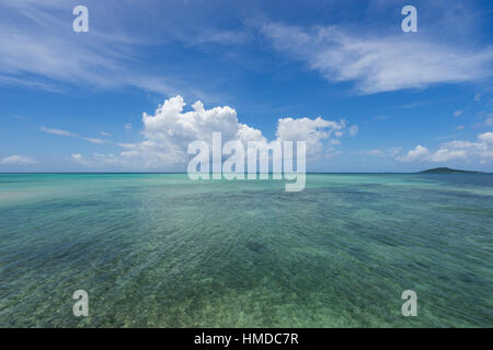 Seenlandschaft in der Nähe der Insel Ikema Brücke von Miyako in Okinawa, Japan. Stockfoto