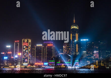 Nachtansicht des Victoria Harbour in Hongkong. (Hong Kong Island Seitenansicht von Tsim Sha Tsui) Stockfoto