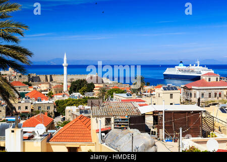 Blick über Altstadt Rhodos Mandraki Hafen zeigen Dächer, Minarette und die alten Mauern Stockfoto