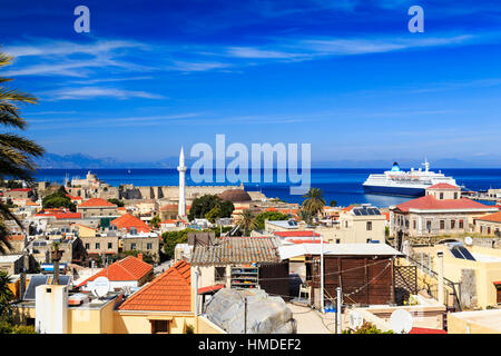 Blick über Altstadt Rhodos Mandraki Hafen zeigen Dächer, Minarette und die alten Mauern Stockfoto