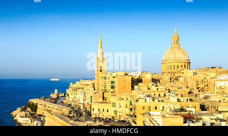 Ansicht der Altstadt von Valletta, Malta mit einem Kreuzfahrtschiff in der Ferne und St Pauls Anglican Cathedral und Our Lady of Mount Carmel church Stockfoto