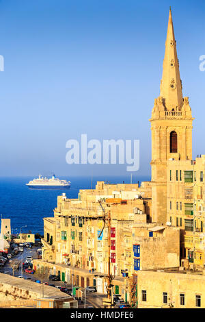 Str. Pauls anglikanische Kathedrale, Valletta, Malta mit Kreuzfahrtschiff im Hintergrund Stockfoto