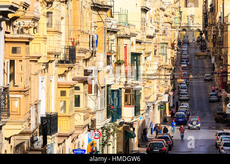 Sanglea Street View, Valletta, Malta mit Holzbalkonen Stockfoto