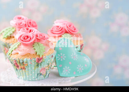 Pastellfarbenen Cupcakes mit Rosen Stockfoto