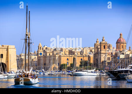 Blick auf Birgu Hafen, Valletta Malta mit St.-Laurentius Kirche Stockfoto