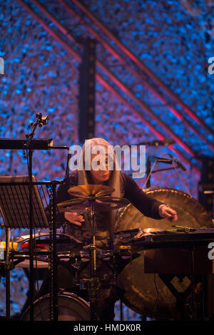 Dame Evelyn Glennie & Trilok Gurtu durchführen "The Rhythm in mir", auf dem Celtic Connections Festival in Glasgow, Schottland. Stockfoto