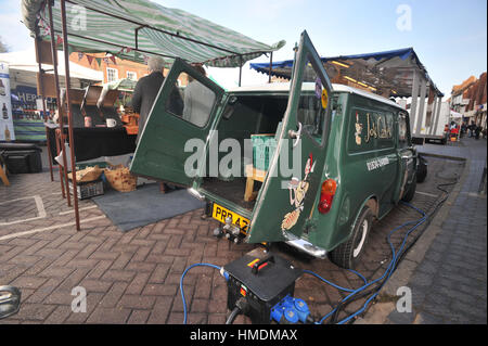 1980-Mini-Van arbeitet an einem Marktstand Kuchen Stockfoto