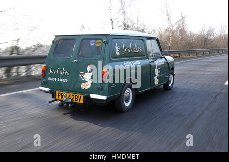 1980-Mini-Van arbeitet an einem Marktstand Kuchen Stockfoto