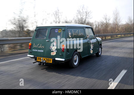 1980-Mini-Van arbeitet an einem Marktstand Kuchen Stockfoto