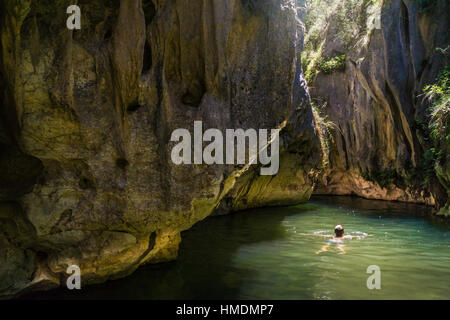 Einen Jungen schwimmen die Schlucht an der Wombeyan Caves, NSW, Australia Stockfoto