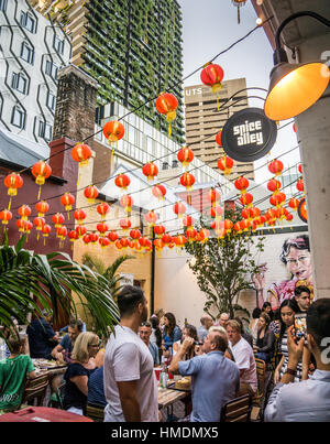 Gewürz-Gasse in Chippendale, Sydney.  Bild zeigt Hof Essen, einen gemeinsamen Raum, in dem Kunden sitzen, um von den kleinen asiatischen Restaurants Essen Stockfoto