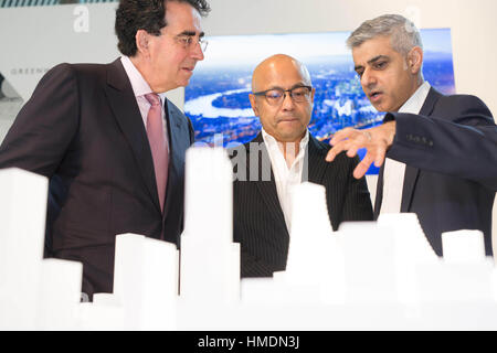 Redaktion verwenden nur (von links nach rechts) Architekt Santiago Calatrava, Sammy Lee Ritter Drachen und Bürgermeister von London Sadiq Khan an einer Pressekonferenz, die Enthüllung einer neuen £ 1 Milliarde Wahrzeichen Entwicklung bei Greenwich Peninsula durch Ritter Drache, der wird von internationalen Architekten und Ingenieur Santiago Calatrava in Greenwich, London. Stockfoto