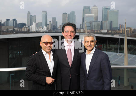 Redaktion verwenden nur (von links nach rechts) Sammy Lee Ritter Drachen, Architekt Santiago Calatrava und Bürgermeister von London Sadiq Khan an einer Pressekonferenz, die Enthüllung einer neuen £ 1 Milliarde Wahrzeichen Entwicklung bei Greenwich Peninsula durch Ritter Drache, der wird von internationalen Architekten und Ingenieur Santiago Calatrava in Greenwich, London. Stockfoto