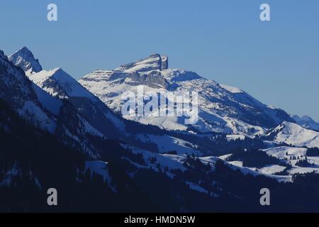 Berge in den Schweizer Alpen. Blick vom Skigebiet Rellerli. Schneebedeckte Berge Tour d Ai und Mount d oder. Stockfoto