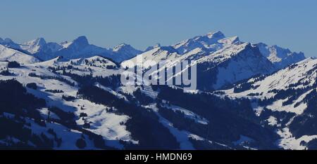 Schneebedeckte Berge im Kanton Waadt. Blick vom Rellerli Skigebiet der Schweiz. Stockfoto