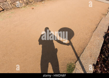 Schatten eines Mannes unter einem Selfie stand neben einem Laternenpfahl in Hyderabad, Indien Stockfoto