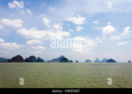 Bizarre Felsen im Meer, Bucht von Ao Phang Nga, Krabi, Provinz Phuket, Thailand Stockfoto