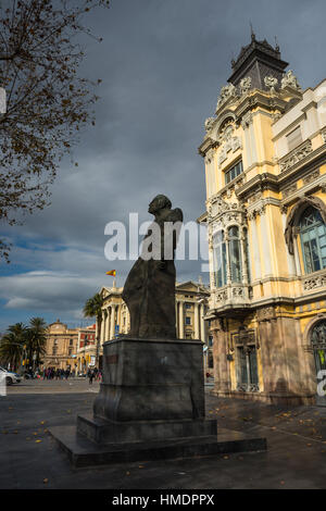 Statue von Romul Bosch I Alsina, Abgeordneter und Bürgermeister vor der Port de Barcelona, Port Vell Barcelona, Katalonien, Spanien Stockfoto