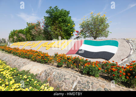 VAE-Nationalflagge-Denkmal in einem Kreisverkehr in Liwa-Oase, Emirat Abu Dhabi Stockfoto