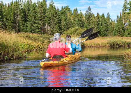 Zwei Männer paddeln in der Provinz ein Kajak, Madawaska River, Algonquin Provincial Park, Ontario, Kanada Stockfoto