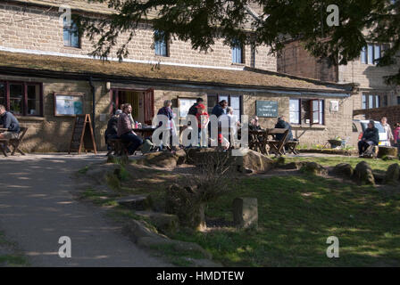 Derbyshire, UK - April 04: Familien-Picknick auf den Bänken außerhalb Longshaw Teestube am 18. April bei Longshaw Estate, Peak District, UK Stockfoto