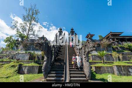 Split-Tor, Gläubige Balinesen am Muttertempel, Besakih-Tempel Pura Agung Besakih Penetaran, Bali-Hinduismus, Banjar Besakih, Bali Stockfoto